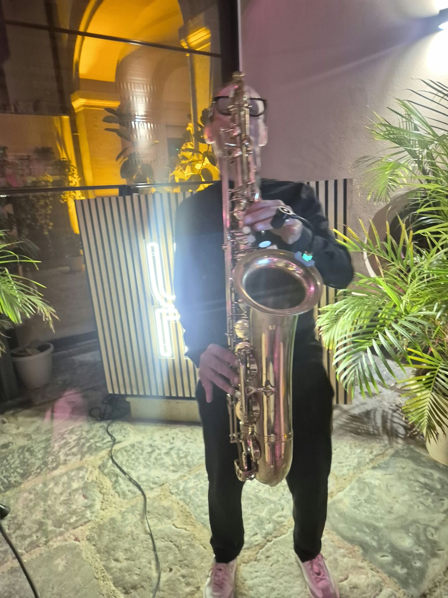 Enzo Santaniello con il sassofono durante un evento
